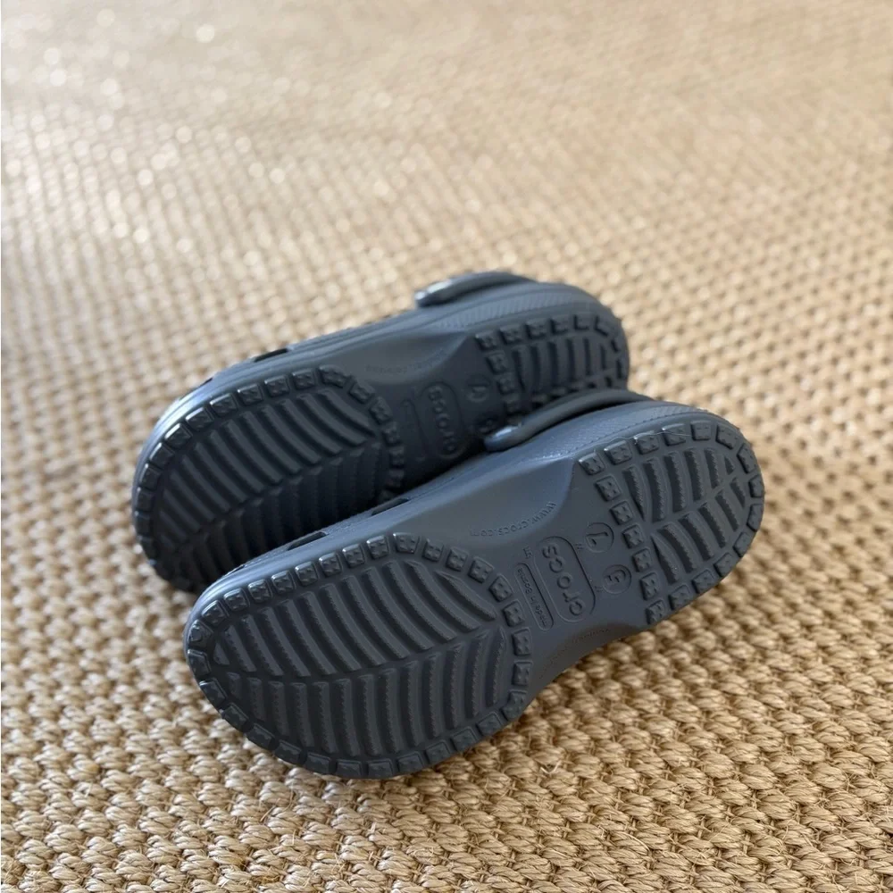 Dark grey women’s crocs women’s size 7 - Picture 2 of 2